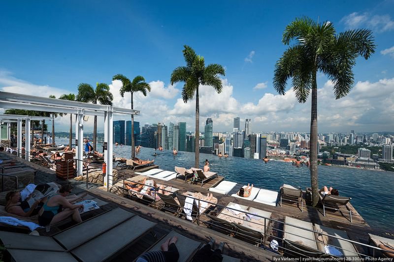 Отель Marina Bay Sands, бассейн под облаками Раньше он был открыт для всех желающих, но потом желающих стало очень много и теперь попасть сюда могут только постояльцы