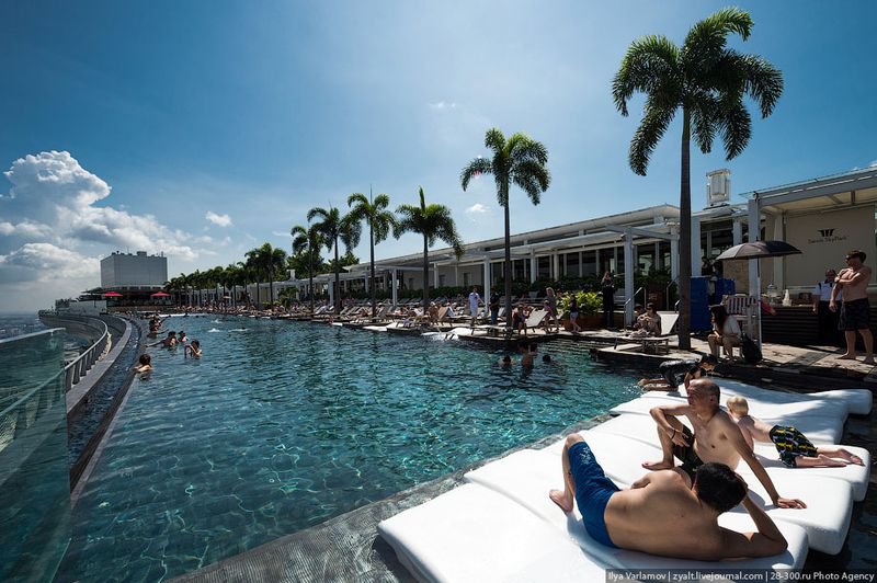 Отель Marina Bay Sands, бассейн под облаками Бассейн чудный - большой, народу мало