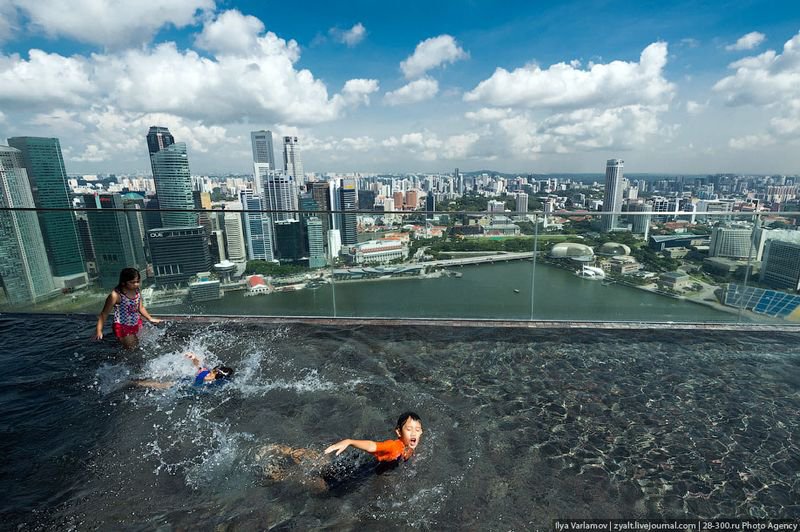 Отель Marina Bay Sands, бассейн под облаками Он закрыт стеклом
