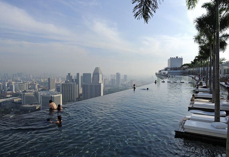 Отель Marina Bay Sands, бассейн под облаками Под основанием бассейна есть четыре деформационных шва, чтобы он мог выдержать естественное движение башен. Общий диапазон движения составляет 50 см.