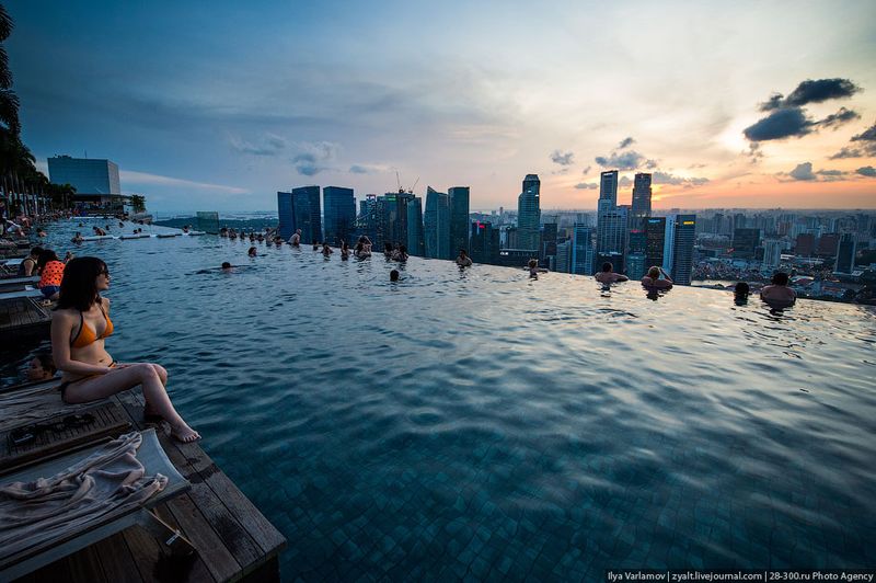 Отель Marina Bay Sands, бассейн под облаками