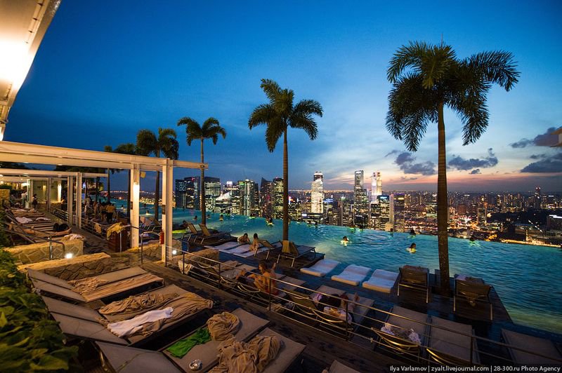 Отель Marina Bay Sands, бассейн под облаками