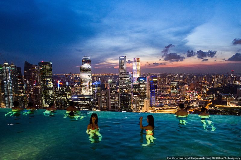 Отель Marina Bay Sands, бассейн под облаками