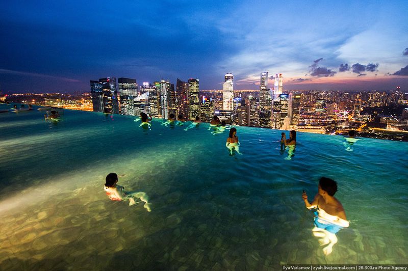 Отель Marina Bay Sands, бассейн под облаками Бассейн работает с 6 утра до 11 вечера.