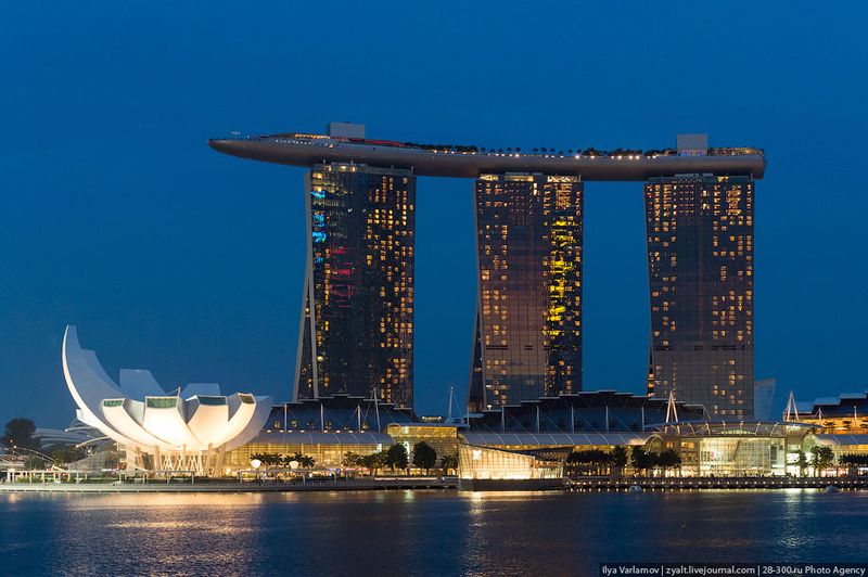 Отель Marina Bay Sands, бассейн под облаками