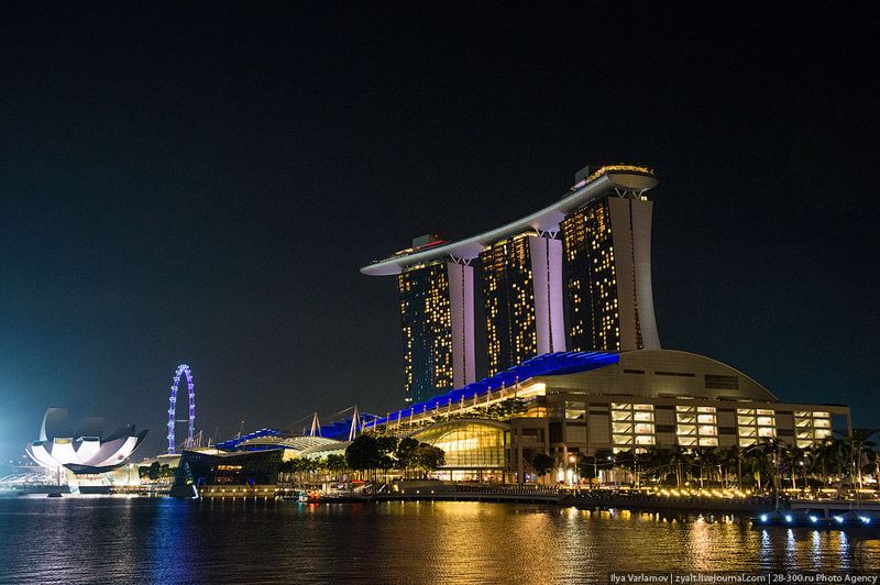 Отель Marina Bay Sands, бассейн под облаками Многие туристы едут в Сингапур только ради этого отеля, и правильно делают. Он заслуженно стал одной из главных достопримечательностей этого города-государства
