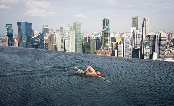 Отель Marina Bay Sands, бассейн под облаками