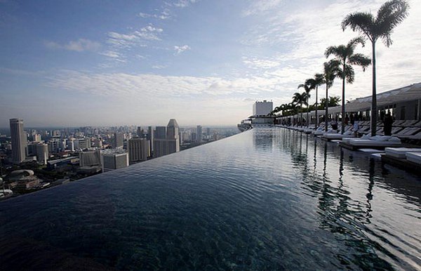 Отель Marina Bay Sands, бассейн под облаками
