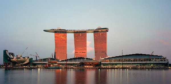 Отель Marina Bay Sands, бассейн под облаками