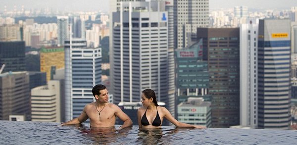 Отель Marina Bay Sands, бассейн под облаками