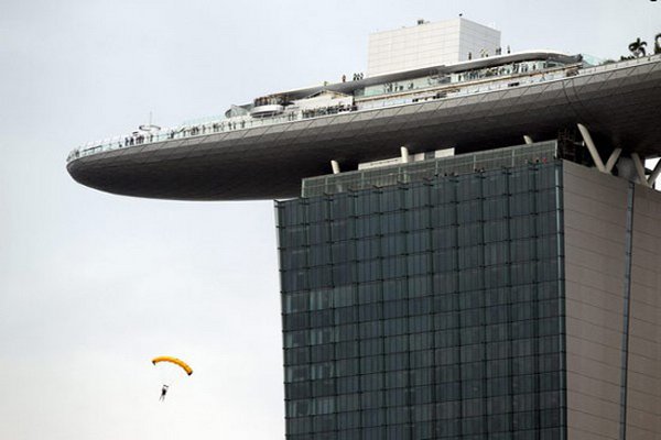 Отель Marina Bay Sands, бассейн под облаками