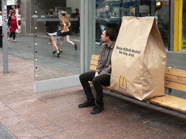 20 очень больших предметов Уличая кампания McDonald’s – реклама большого завтрака McMuffin