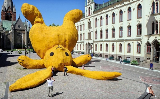 20 больших предметов Желтый кролик огромных размеров на площади города Оребро в Швеции