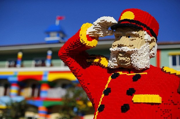В Калифорнии строится отель в стиле Lego Lego-швейцар встречает гостей у строящегося отеля, Карлсбад, штат Калифорния, США.