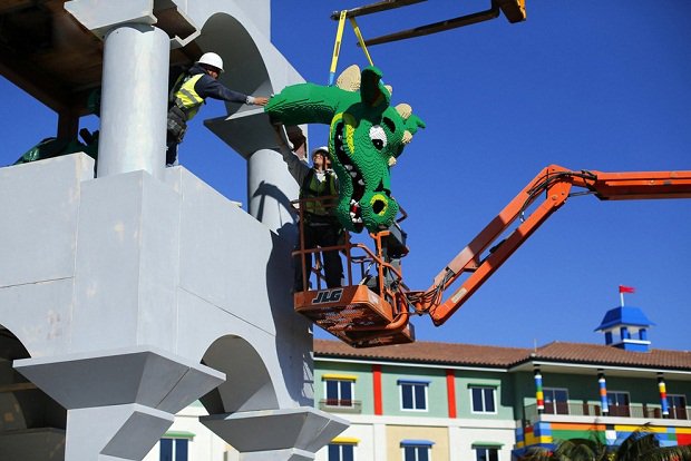 В Калифорнии строится отель в стиле Lego Строители крепят голову дракона.