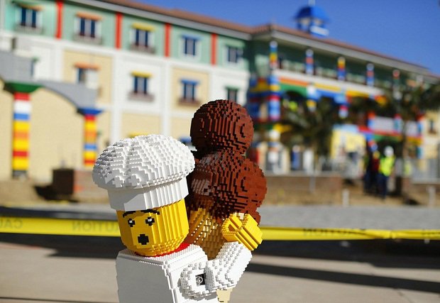 В Калифорнии строится отель в стиле Lego Lego-повар с мороженным на территории отеля.