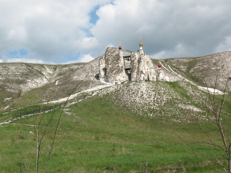 Горы Воронежской области Пещерный храм в Костомарово. Воронежская область, Подгоренский район.