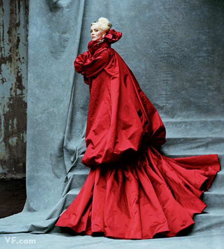Лучшие фото года. Vanity Fair Дафне Гиннес. Photograph by Michael Roberts; styled by Mouchette Bell