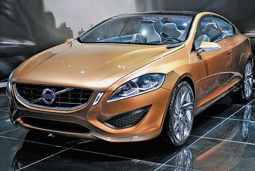 Суперхиты автосалона в Детройте Среднеразмерный Volvo S60 с экономичным двигателем и отличной системой безопасности