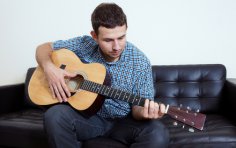 Как самостоятельно научиться играть на гитаре?