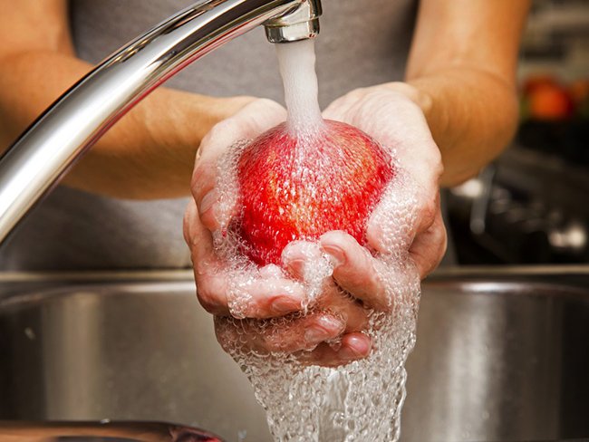 Эксперты выяснили, как следует мыть фрукты